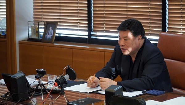 서정진 셀트리온그룹 회장이 12일 오후 인터넷 생방송을 통해 ‘코로나19 확산 방지’ 종합 대응방안을 발표하고 있다.