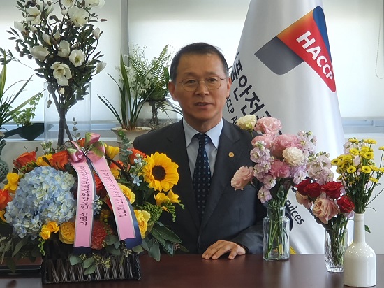 ▲장기윤 원장이 ‘화훼농가 돕기 릴레이 캠페인’ 참여를 독려하는 영상을 촬영하고 있다.