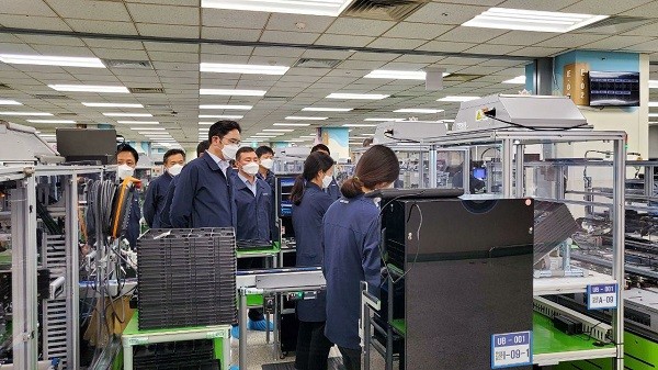 지난 3일 구미 사업장을 찾아 코로나19로 어려움을 겪고 있는 임직원 격려에 나선 이재용 부회장