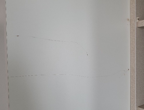 ▲설치 당일 안 쪽 벽면에 스크래치가 난 서럽장.