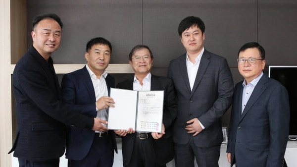 ▲ 금호석유화학의 3개 노동조합들은 6일 2020년 임금협상안을 사측에 위임했다. 이날 노태영 울산수지공장 노조위원장(왼쪽부터), 이치훈 여수고무공장 노조위원장, 이용재 울산고무공장 노조위원장 등이 문동준 금호석유화학 사장(가운데)에게 위임장을 전달하고 있다.