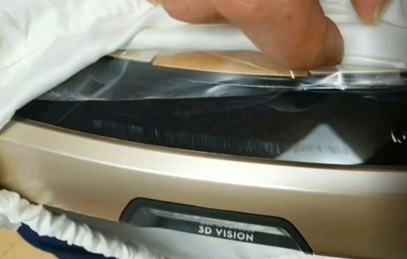 ▲새 제품 교환을 약속했던 일렉트로룩스가 3번째로 보내온 제품. 본체에 스크래치가 가득하다.