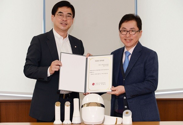 LG전자 HE사업본부장 박형세 부사장(사진 왼쪽)과 박경찬 분당서울대학교병원 피부과 교수