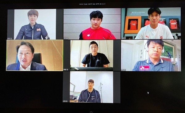 왼쪽 위부터 오른쪽으로 SK슈가글라이더즈 김온아, SK와이번스 하재훈, 제주유나이티드 정조국, 최태원 SK 회장, SK호크스 김동철, SK텔레콤 장애인사이클팀 류민호 감독, SK나이츠 김선형