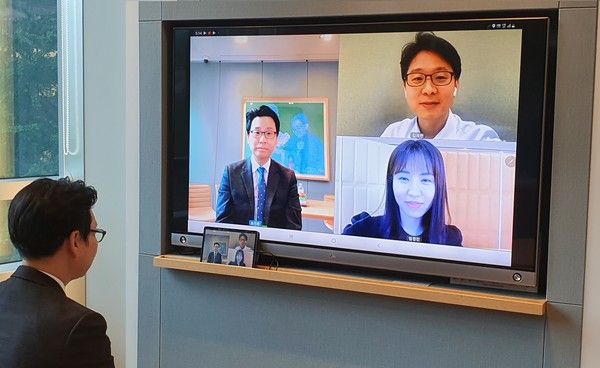 ▲하나은행 PB 및 세무, 부동산, 법률 등 전문가가 내점이 불편한 손님과 스마트폰을 연결한 화상상담 서비스를 통해 상담하고 있다.