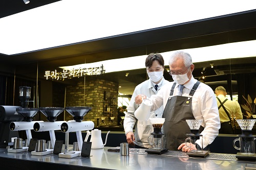 ▲ 정영채 NH투자증권 대표이사가 13일 복합문화공간 '문화다방'에서 일일 바리스타 체험을 하고 있다.