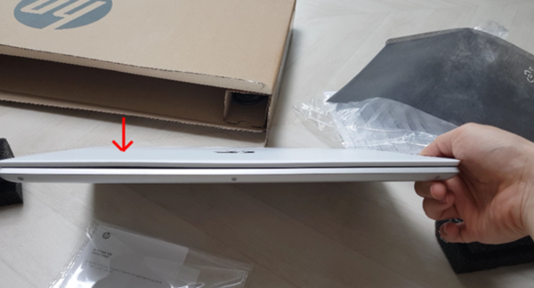 ▲이 씨가 배송받은 노트북. 상판이 맞물리지 않아 들 뜬 불량이 확인 됐다.