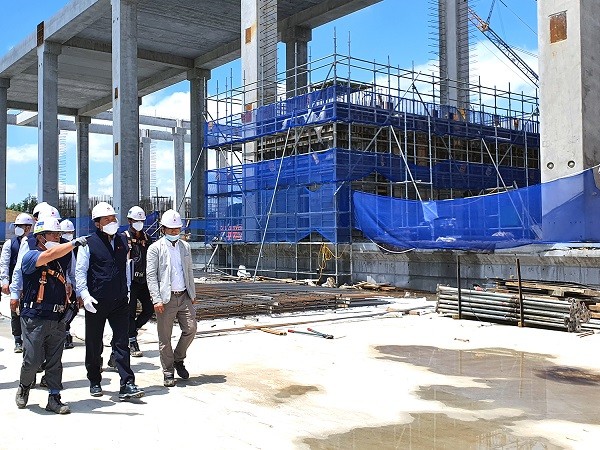 롯데 황각규 부회장이(왼쪽 두 번째) 충북 진천 은암산단에 건설 중인 물류센터 '메가 허브 터미널'에서 롯데글로벌로지스, 롯데건설 관계자들과 함께 공사현장을 둘러보고 있다.