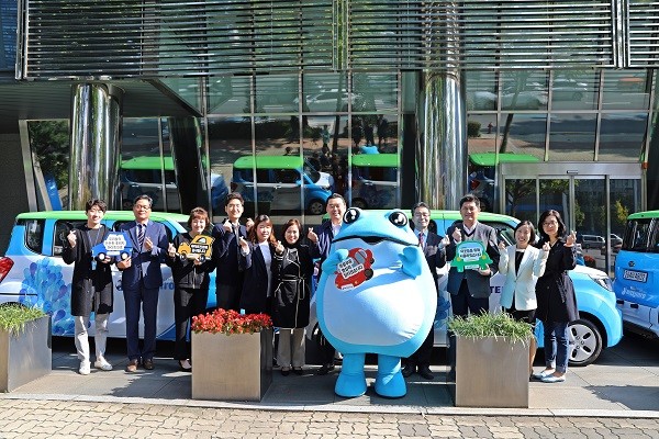 ▲지난해 10월 하이트진로 청담사옥에서 해찬장애인주간보호센터 등 4개 기관에 일반차량과 장애인리프트 개조 차량을 기증하고 기념촬영을 하고 있다.