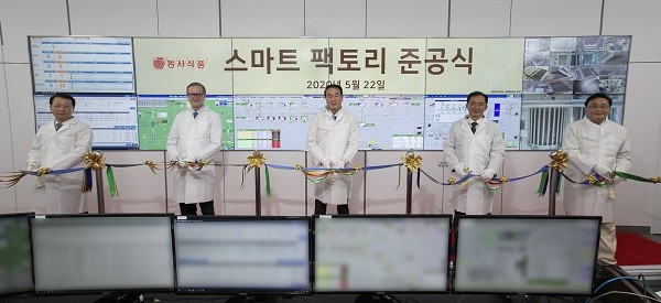 ▲22일 인천시 부평구의 동서식품 부평공장서 열린 스마트팩토리 개관식에서 이광복 동서식품 사장(가운데) 을 비롯해 임원들이 테이프 커팅을 하고 있다. 