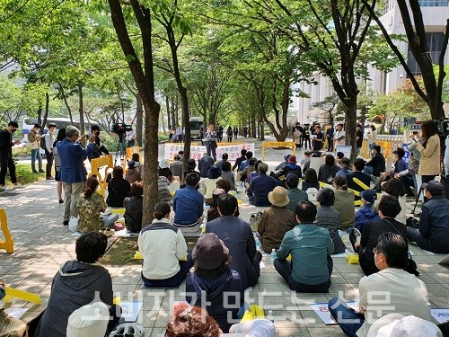 ▲ 기업은행 디스커버리펀드 사기피해대책위원회는 26일 오전 금감원 앞에서 집회를 열고 금융당국의 철저한 검사를 촉구했다.