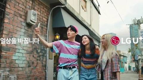 뮤지션 창모가 출연한 광고 영상의 일부