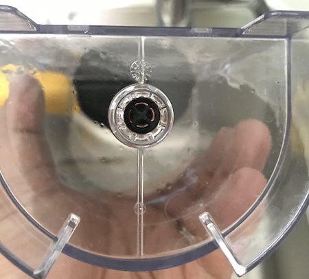 ▲네스프레소 이니시아 C40 모델의 물통 디자인.