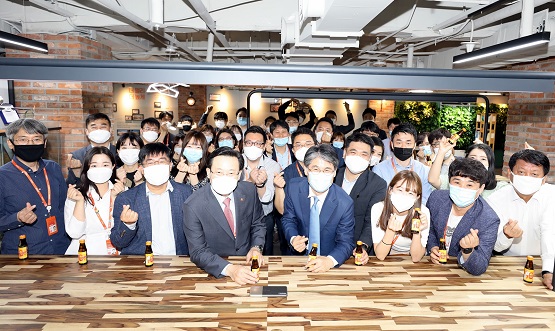 ▲김이배 제주항공 대표이사(앞줄 왼쪽에서 4번째)와 임직원들