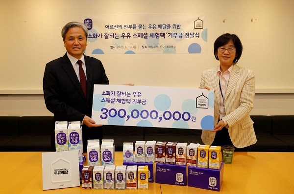 ▲(사)어르신의 안부를 묻는 우유배달 이사장 호용한 목사(왼쪽)와 김선희 매일유업 대표이사.