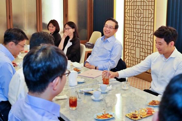 ▲손태승 회장이 우리자산운용 및 우리글로벌자산운용 직원들과 점심식사 후 담소를 나누고 있다.