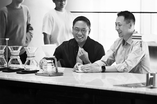 ▲15일 스타벅스커피 코리아 송호섭 대표(오른쪽)와 현대카드 정태영 부회장(왼쪽)이 서울 종로에 위치한 스타벅스 더종로R점에서 ‘PLCC 파트너십 계약’을 체결한 후 담소를 나누고 있다.