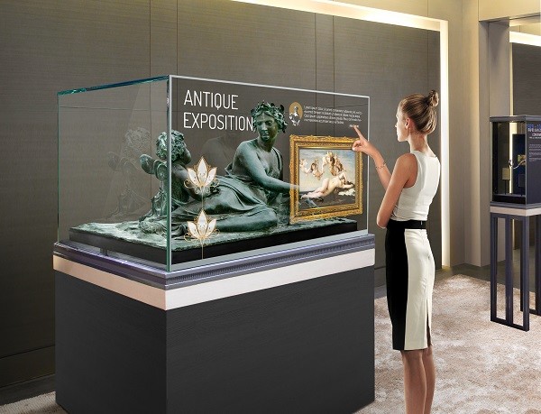 박물관에 설치된 투명 올레드 터치 디스플레이