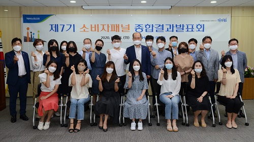 ▲ 최창수 대표이사(두번째 줄 왼쪽에서 아홉 번째)와 임직원들이 종합결과발표회 후 소비자패널들과 함께 기념촬영을 하고 있다.