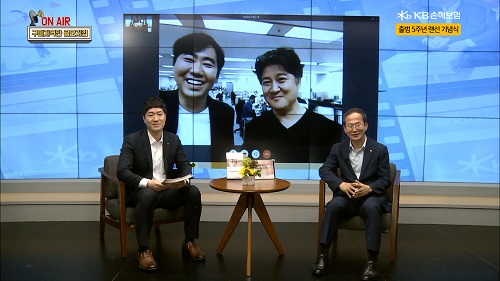 ▲ 이 날 행사에 참여한 양종희 사장(오른쪽)이 구미지역단 영업가족들과 영상통화로 대화를 나누고 있다.