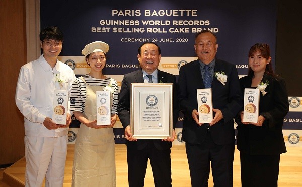 ▲파리크라상 황재복 대표이사(가운데)가 파리바게뜨 '실키롤케익' 세계 기네스 기록 인증식 기념촬영을 하고 있다.