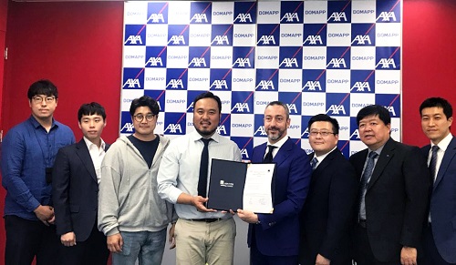 ▲ 질 프로마조 AXA손해보험 대표이사(왼쪽에서 5번째)와 류준우 보맵 대표(왼쪽에서 4번째)가 26일 서울 용산구 소재 AXA손해보험 본사에서 MOU를 체결한 후 기념촬영을 하고 있다.
