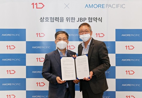 ▲아모레퍼시픽 안세홍 대표이사(오른쪽)와 11번가 이상호 사장이 비즈니스 파트너십을 맺고 기념촬영을 하고 있다.
