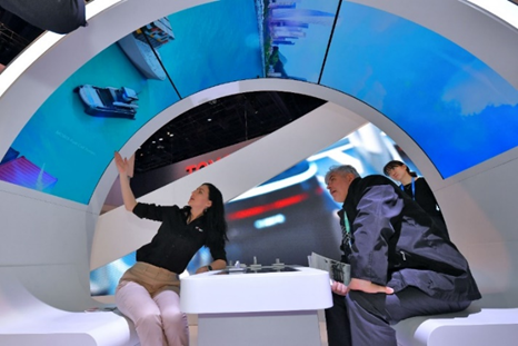 ▲ 현대모비스가 올해 초 북미 라스베가스에서 개최된 CES에서 현지 스타트업과 관계자들을 초청해 자율주행, 전동화 등 미래차 개발 전략을 설명하고 있다.