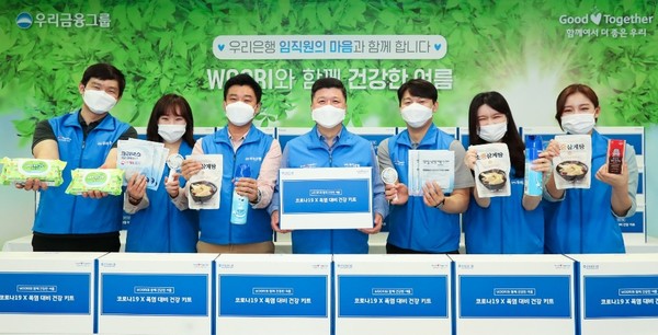 ▲권광석(가운데) 우리은행장이 우리은행 직원들과 기념촬영을 하고있다.