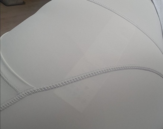 ▲레깅스를 착용하자 제품 태그 부분과 속옷라인이 비친다.