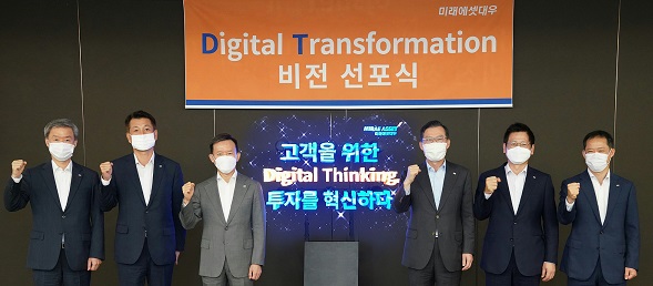 ▲ 홀로그램을 통해 비전을 구현한 디지털 트랜스포메이션 비전 선포식에서 마득락 사장, 김상태 사장, 최현만 수석부회장, 조웅기 부회장, 이상걸 사장, 이만열 사장(사진 왼쪽부터)이 참석해 기념 사진을 찍고 있다.