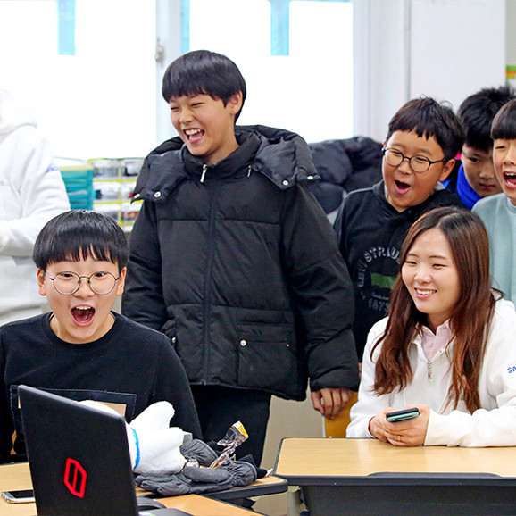 ▲‘삼성스마트스쿨’을 통해 최신형 기기로 교육을 받는 군내초등학교 학생들.