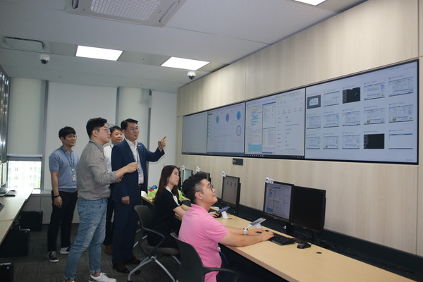 ▲IT디지털금융부장(위길량, 왼쪽에서 네번째)과 RPA담당자(왼쪽부터 최용욱차장, 송상훈차장, 조한성팀장, 위길량부장, 임한솔계장, 안재현과장)가 RPA Lab. 에서 로봇 모니터링을 하고 있다.