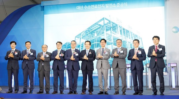 28일 열린 ‘대산 수소연료전지발전소’ 준공식에 참석한 정세균 국무총리(왼쪽 여섯번째)와 양승조 충남도지사(왼쪽 일곱번째), 유수경 두산퓨얼셀 대표이사(왼쪽 세번쨰)  등 참석자들이 기념촬영을 하고 있다.