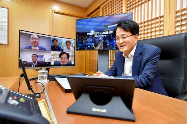 ▲손병환 은행장이 다자간 화상회의시스템을 통해 중소기업의 비대면 여신심사에 참여했다.