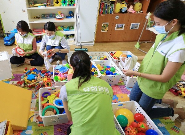 신입 입문교육 중 봉사활동을 진행 중인 신입사원.