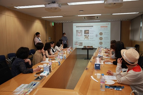 ▲5일 상품선정위원회에서 협력사 담당자가 신제품을 소개하고 있다.