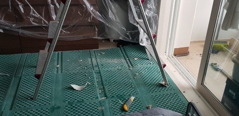 베란다 스프링클러 배관 파열로 엉망이 된 집안 내부 모습.