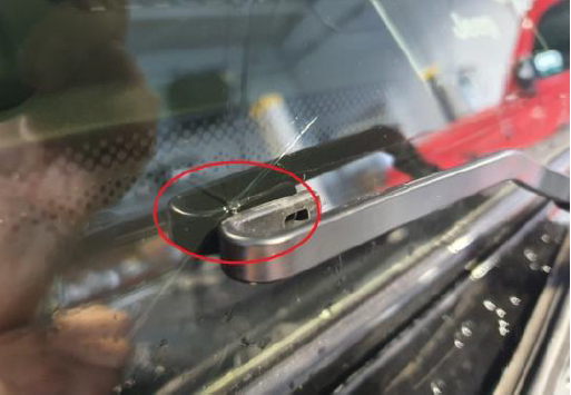 ▲와이퍼 블레이드가 빠져 앞유리가 깨진 박 씨의 차량