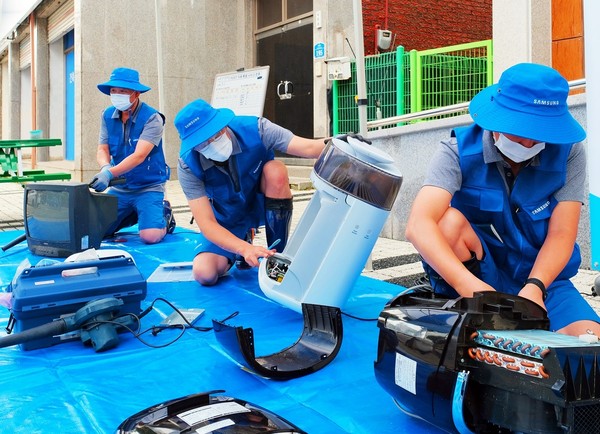 ▲삼성전자서비스가 집중호우로 피해를 입은 경기도 연천군을 찾아 침수 제품 세척 및 무상점검 등 특별 서비스를 제공하고 있는 모습