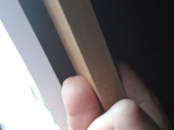 ▲소비자는 서랍장 칸의 하부에 마감처리가 매끄럽게 돼 있지 않아 옷이 쓸리는 현상이 나타났다고 주장했다.