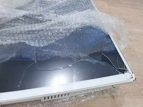 ▲배송과정에서 모니터가 파손된 모습