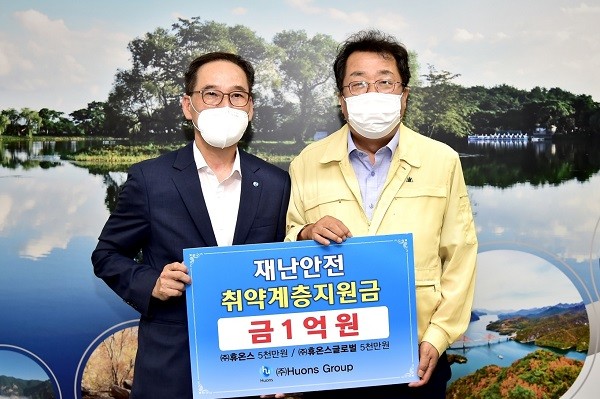 휴온스 전규섭 부사장(왼쪽)과 이상천 제천시장