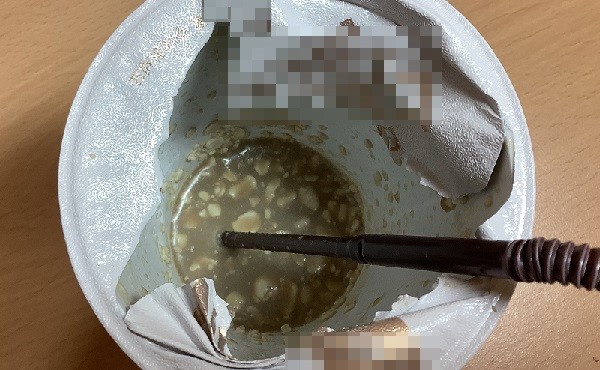 ▲커피 뚜껑을 열어보니 내부에 하얀 부유물이 떠 있어 소비자가 기겁했다.