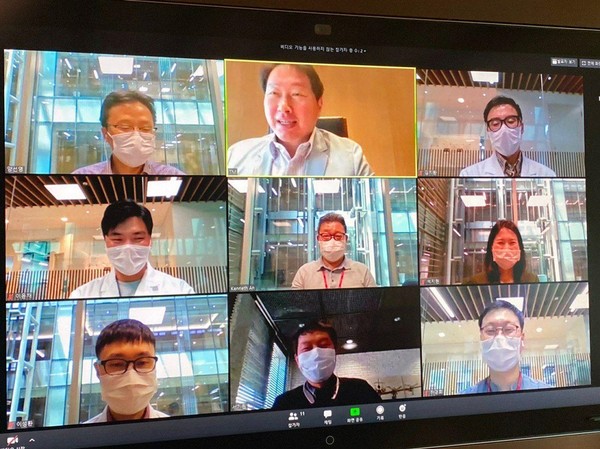 화상회의로 구성원을 격려하고 있는 최태원 SK 회장