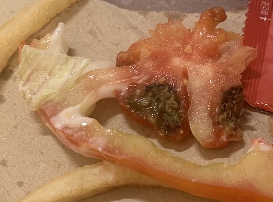 ▲햄버거 내용물 중 토마토가 썩어 있었다며 소비자가 기막혀 했다.