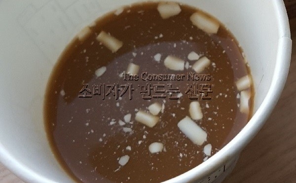 ▲자판기에서 구매한 캔커피에 흰색 이물이 떠있어 소비자가 불쾌해 했다.