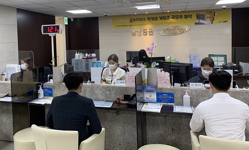 ▲ 삼성증권 압구정지점에서 카카오게임즈 공모주 청약에 참여하고 있는 고객들