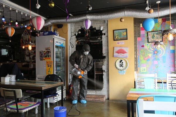 ▲한샘 홈케어 방역전문가가 소상공인 매장 방역을 진행 중인 모습이다.