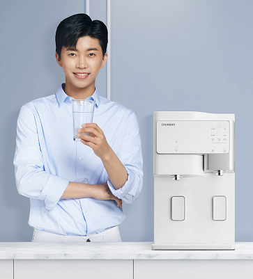 ▲청호 살균냉온정수기 세니타와 모델 임영웅